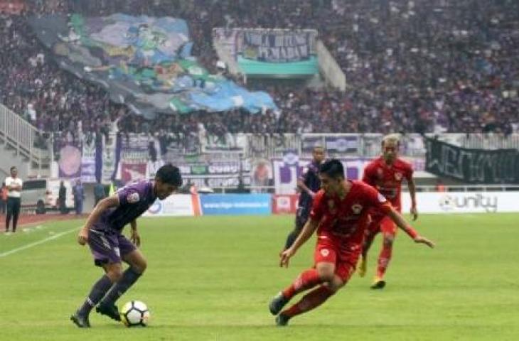 Pesepak bola Persita Aldi Al Cahya (kiri) menguasai bola dibayangi pesepak bola Kalteng Putra Yericho Christiantoko (kanan) pada perebutan juara ke 3 Liga 2 2018 di Stadion Pakansari, Bogor, Jawa Barat, Selasa (4/12/2018). Dalam laga tersebut Kalteng Putra menang dengan skor 2-0, dan promosi ke Liga 1 Indonesia pada Tahun 2019 mendatang. (ANTARA FOTO/Yulius Satria Wijaya).