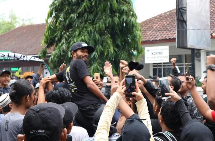 Pemain PSS Sleman, Rifal Lastori saat diangkat oleh para suporter (Andiarsa Nata/mxkd.sbs)