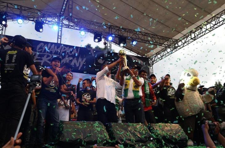 Manajer PSS Sleman, Sismantoro dan Bupati Sleman, Sri Purnomo saat mengangkat Piala Liga 2 (Andiarsa Nata/mxkd.sbs)