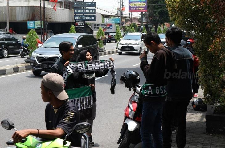 Suporter PSS Sleman saat menanti para pemain kebanggan mereka di pinggir Jalan Magelang (Andiarsa Nata/mxkd.sbs)