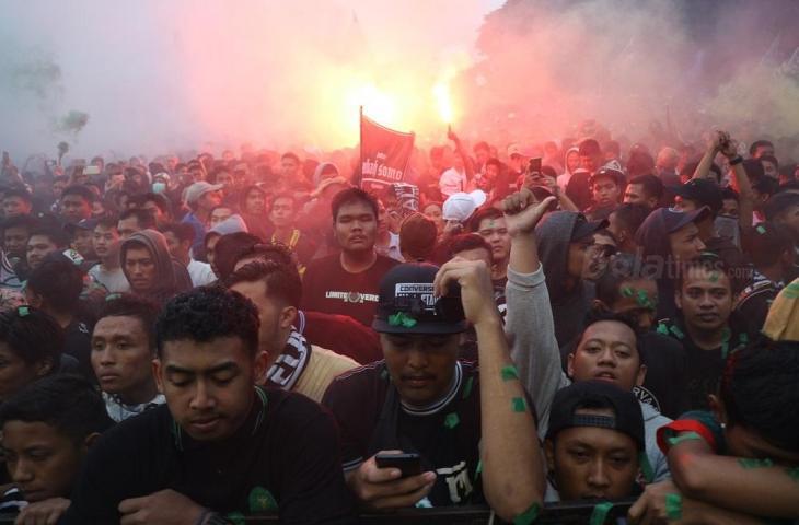 Para suporter PSS Sleman menyalakan flare saat acara puncak di lapangan Pemda Sleman pada Kamis (6/12/2018) [Andiarsa Nata/mxkd.sbs]