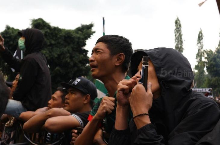 Suporter PSS Sleman sampai menangis saat diputarnya video perjuangan para skuat Super Elja (Andiarsa Nata/mxkd.sbs)