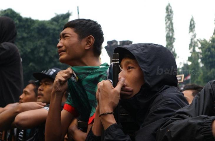 Suporter PSS Sleman menangis saat melihat perjuangan skuat Super Elja dalam sebuah video (Andiarsa Nata/mxkd.sbs)