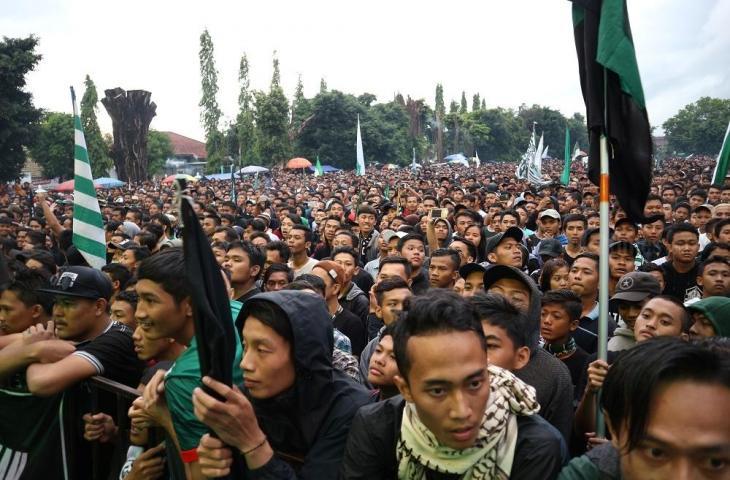 Lautan suporter PSS Sleman membanjiri lapangan Pemda Sleman pada Kamis (6/12/2018) [Andiarsa Nata/mxkd.sbs]