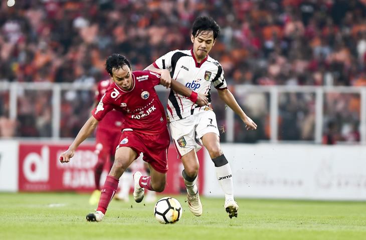 Pemain Persija Jakarta Novri Setiawan (kiri) berebut bola dengan Pemain Mitra Kukar FC M Lutfi Kamal (kanan) dalam pertandingan liga 1 2018, di Stadiun Utama Gelora Bung Karno, Jakarta, Minggu (9/12/2018). Persija Jakarta berhasil mengalahkan Mitra Kukar FC dengan skor 2-1 dan memastikan juara Liga 1 2018. (ANTARA FOTO/Galih Pradipta)