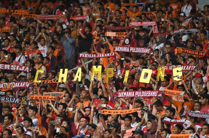 Suporter Persija Jakarta memberikan dukungan saat menghadapi Mitra Kukar dalam laga terakhir Liga 1 di Stadion Utama Gelora Bung Karno, Jakarta, Minggu (9/12/2018). (ANTARA FOTO/Akbar Nugroho Gumay)