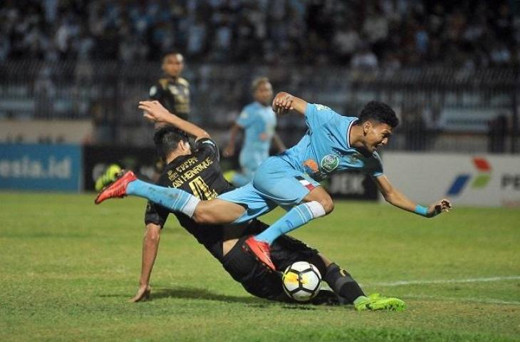 Persela Lamongan Dendy Sulistyawan (kanan) diganjal pesepak bola Sriwijaya FC Alan Hendrique Ferreira (kiri) dalam lanjutan Liga 1 Indonesia di Stadion Surajaya Lamongan, Jawa Timur, Jumat (2/11/2018). Persela Lamongan kalahkan Sriwijaya FC dengan skor 3-0. (ANTARA FOTO/M Risyal Hidayat/foc).