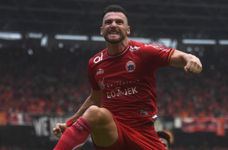 Striker Persija Jakarta Marko Simic berselebrasi usai mencetak gol ke gawang Mitra Kukar dalam laga terakhir Liga 1 di Stadion Utama Gelora Bung Karno, Jakarta, Minggu (9/12/2018). (ANTARA FOTO/Akbar Nugroho Gumay)