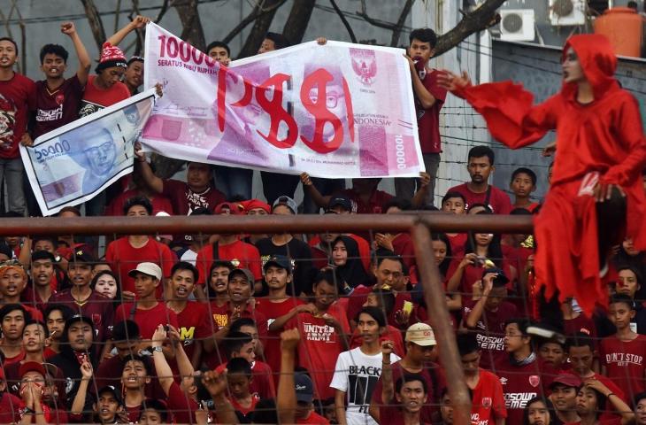 Sejumlah suporter PSM Makassar membentangkan spanduk sebagai bentuk protes terhadap sistem sepakbola Indonesia saat pertandingan antara PSM Makassar melawan PSMS Medan pada Lanjutan Liga 1 2018 di Stadion Andi Mattalatta Makassar, Sulawesi Selatan, Minggu (09/12/2018). Tuan rumah PSM Makassar menang atas tamunya, PSMS Medan dengan skor 5-0 (4-0). (ANTARA FOTO/Yusran Uccang)