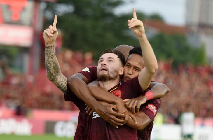 Pemain PSM Makassar Marc Anthony Klok (tengah) merayakan gol bersama rekannya M Rahmat (kanan) dan Alessandro Ferreira (kiri) saat bertanding melawan PSMS Medan pada Lanjutan Liga 1 2018 di Stadion Andi Mattalatta Makassar, Sulawesi Selatan, Minggu (09/12/2018). Tuan rumah PSM Makassar menang atas tamunya, PSMS Medan dengan skor 5-1. (ANTARA FOTO/Yusran Uccang)