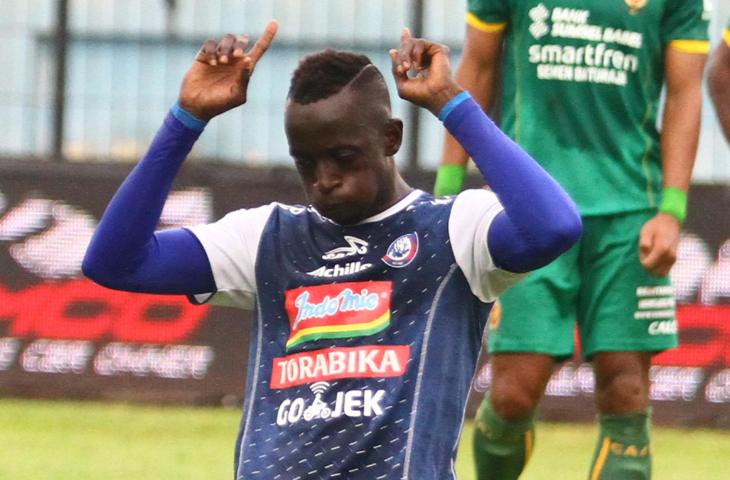 Pemain Arema FC, Makan Konate (kiri) melakukan selebrasi usai mencetak gol di gawang Sriwijaya FC dalam pertandingan Liga I GOJEK di Stadion Kanjuruhan, Malang, Jawa Timur, Minggu (9/12/2018). Arema FC mengalahkan Sriwijaya FC dengan skor akhir 2-1. (ANTARA FOTO/Ari Bowo Sucipto)