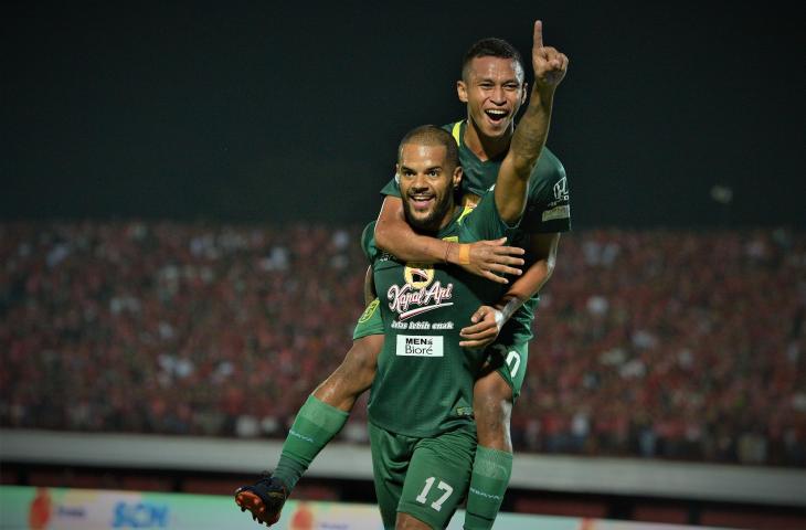 Pemain Persebaya, David Da Silva (bawah) bersama rekannya Osvaldo Haay beraksi setelah membobol gawang Bali United dalam pertandingan Sepak Bola Liga 1 di Stadion I Wayan Dipta, Gianyar, Bali, Minggu (18/11/2018). (ANTARA FOTO/Nyoman Budhiana)