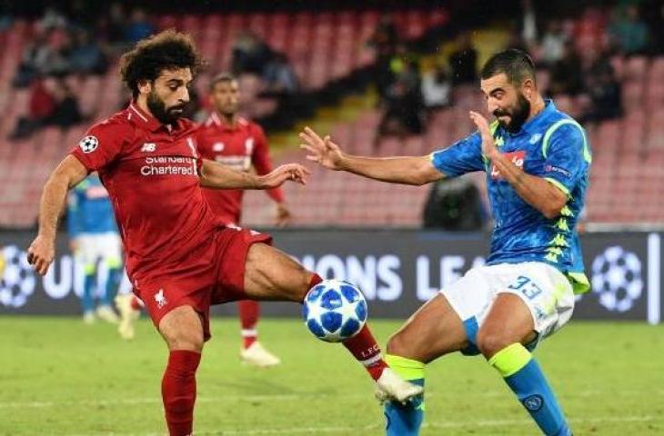 Pemain depan Liverpool Mohamed Salah berebut bola dengan pemain belakang Napoli, Raul Albiol selama pertandingan Group C Liga Champions antara Napoli melawan Liverpool di Stadion San Paolo, Naples, Italia, Rabu (3/9). [AFP/Alberto PIZZOLI]