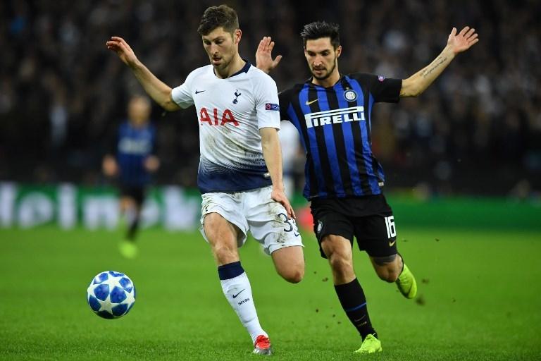 Matteo Politano (kanan) berusaha merebut bola dari bek Tottenham Hotspur, Ben Davies (kiri) di Laga Liga Champions pada 28 November 2018 (Ben Stansall/AFP)