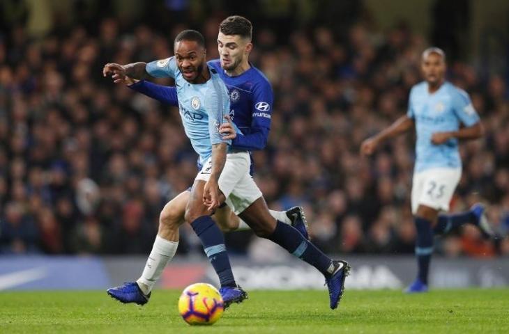 Aksi Raheem Sterling saat berhadapan dengan Chelsea di pekan ke-16 Liga Primer pada 8 Desember 2018 (Adrian Dennis/AFP)