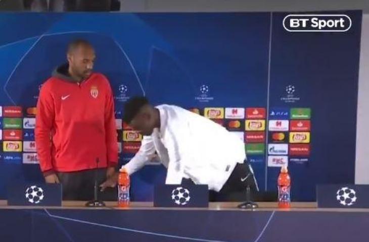 Benoit Badiashile merapikan kursi setelah diberi tatapan dingin oleh Thiery Henry (@btsport/Twitter)