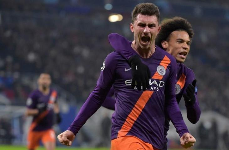 Bek Manchester City, Aymeric Laporte merayakan gol yang dicetak saat menghadapi Olympique Lyon di penyisihan Grup F Liga Champions di Parc Olympique Lyonnais stadium. [ROMAIN LAFABREGUE / AFP]