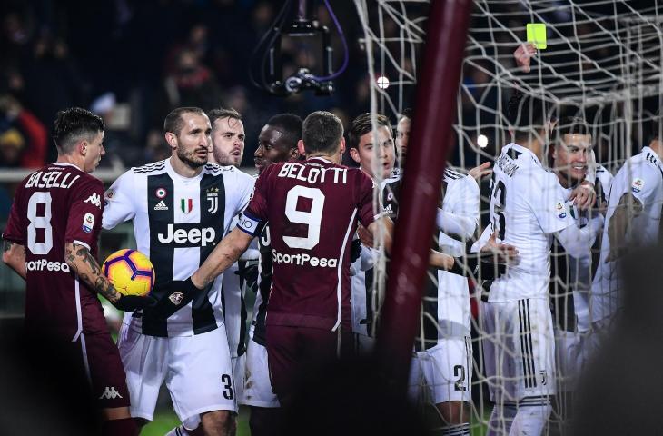 Pemain Juventus, Cristiano Ronaldo mendapatkan kartu kuning dan Pemain Torino's, Daniele Baselli dan Andrea Belotti berargumen dengan Giorgio Chiellini setelah Ronaldo mencetak gol penalti pada pertandingan Serie A pekan ke-16 Sabtu (15/12/2018) (AFP) 