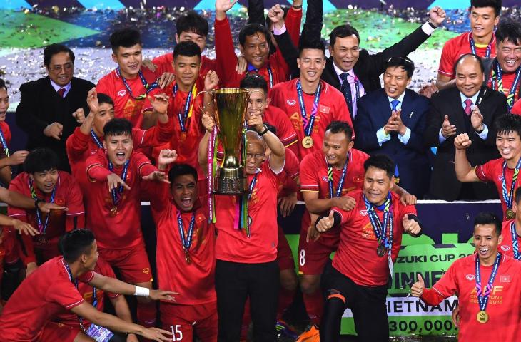 Pemain Timnas Vietnam merayakan gelar juara Piala AFF 2018 usai mengalahkan Malaysia di partai final di Stadion My Dinh, Vietnam, Sabtu (15/12/2018)