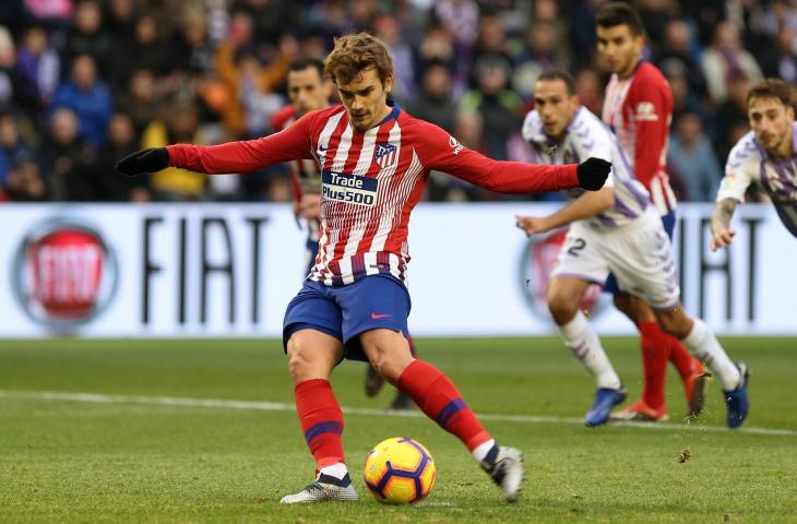 Pemain Atletico Madrid, Antoine Griezmann mencetak gol ke gawang Real Valladolid di Stadion Jose Zorrilla (15/12/2018) (AFP)