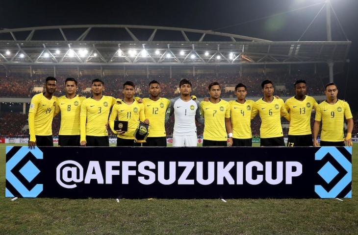 Skuat Timnas Malaysia berfoto bersama sebelum melawan timnas Vietnam di final leg pertama Piala AFF 2018 di Stadion Nasional Bukit Jalil, Kuala Lumpur, Malaysia. (AFF)