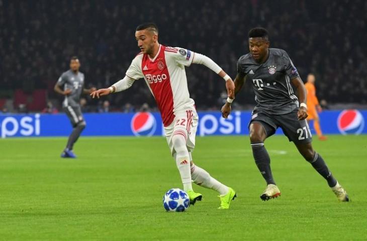 Gelangdan Ajax Amsterdam, Hakim Ziyech saat melawan Bayern Munchen di Liga Champions pada 12 Desember 2018 (Emmanuel Dunand/AFP)