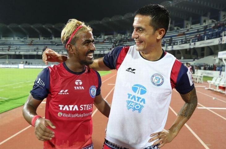 Penyerang Jamshedpur FC, Gourav Mukhi, (kiri) bersama Tim Cahill. (Dok. ESPN).