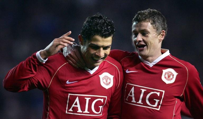 Kebersamaan Cristiano Ronaldo dan Ole Gunnar Solskjaer saat masih membela Manchester United pada tahun 2006 (Paul Ellis/AFP)