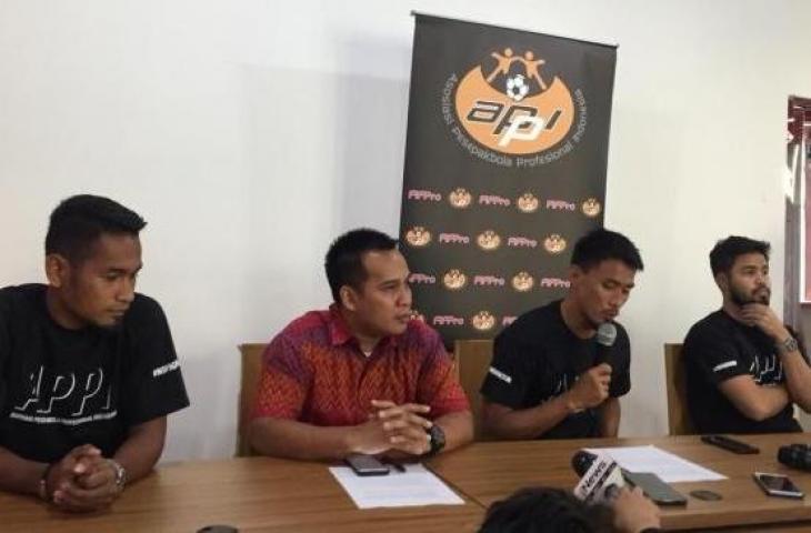 Maman Abdurrahman (kedua kanan) memberikan klarifikasi terkait isu pengaturan skor di final Piala AFF 2010, melawan Malaysia. [Suara.com/Adie Prasetyo]