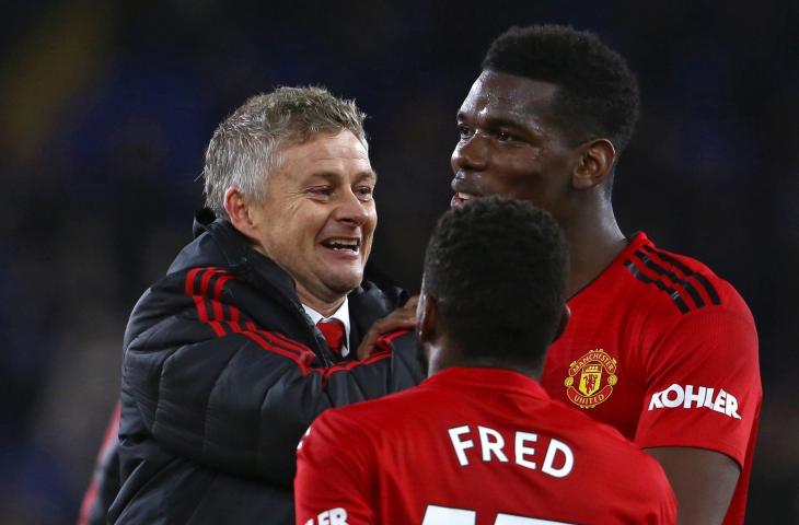 Pelatih Interim Manchester United, Ole Gunnar Solskjaer merayakan kemenangan MU bersama Paul Pogba di Stadion Cardiff City, Cardiff (22/12/2018). (AFP)