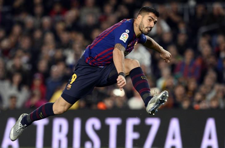 Pemain Barcelona, Luis Suarez melakukan tembakan ke  gawang RC Celta Vigo di Stadion Camp Nou, Barcelona (22/12/2018) (AFP). 