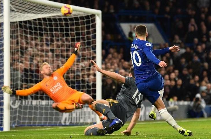 Tendangan Eden Hazard ke gawang Leicester City pada 22 Desember 2018 (Glyn Kirk/AFP)