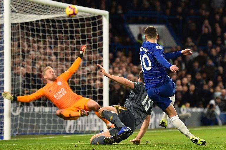 Tendangan Eden Hazard ke gawang Leicester City pada 22 Desember 2018 (Glyn Kirk/AFP)