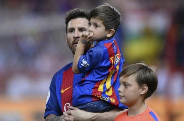 Lionel Messi menggendong anaknya saat final Copa del Rey pada 27 Mei 2017 (Josep Lago/AFP)