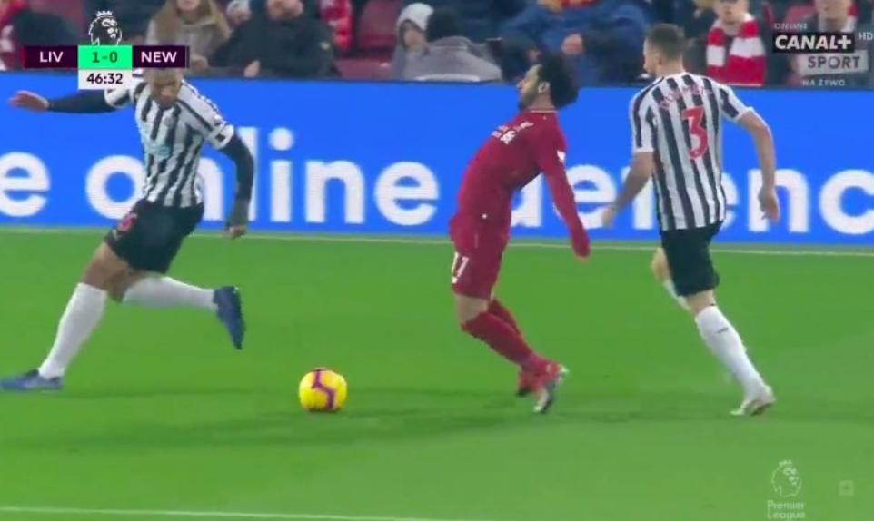 Mohamed Salah diduga melakukan diving saat berhadapan dengan Newcastle United (Sumber: Sportbible.com)