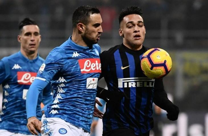 Penyerang Inter Milan (kanan), Lautaro Martinez duel dengan bek Napoli (kiri), Nikola Maksimovic pada 26 Desember 2018 (Marco Bertorello/AFP)