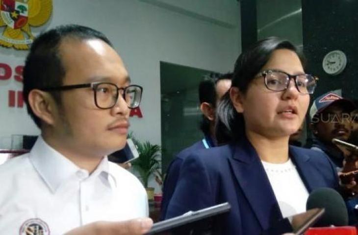 Sekjen PSSI Ratu Tisha Destria (kanan) usai diperiksa Satgas Anti Mafia Bola di Gedung Ombudsman, Kuningan, Jakarta, Jumat (28/12/2018), terkait kasus pengaturan skor (match fixing) di persepakbolaan Indonesia. [Suara.com/Adie Prasetyo Nugraha]