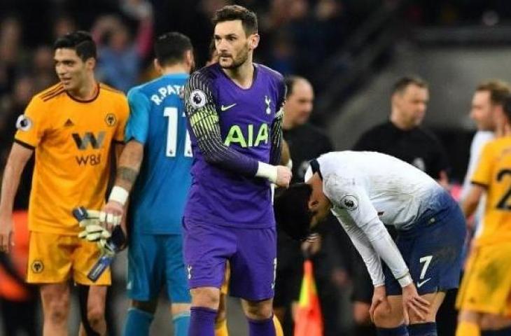 Penyerang Spurs, Son Heung Min, tertunduk lesu usai timnya takluk dari Wolverhampton Wanderers dalam lanjutan Liga Inggris pekan ke-20 di Stadion Wembley, dengan skor 1-3, Sabtu (29/12/2018). [AFP/Ben Stansall]