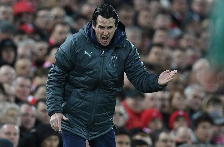 Ekspresi manajer Unai Emery saat Arsenal ditekuk Liverpool di Anfield dengan skor mencolok 1-5, Minggu (30/12/2018) dini hari tadi. [PAUL ELLIS / AFP]