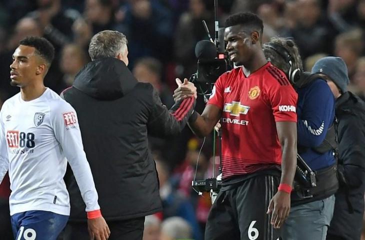 Gelandang Manchester United, Paul Pogba berjabatan tangan dengan Ole Gunnar Solskjaer usai pertandingan melawan Bounemouth pada 30 Desember 2019 (Paul Ellis/AFP)