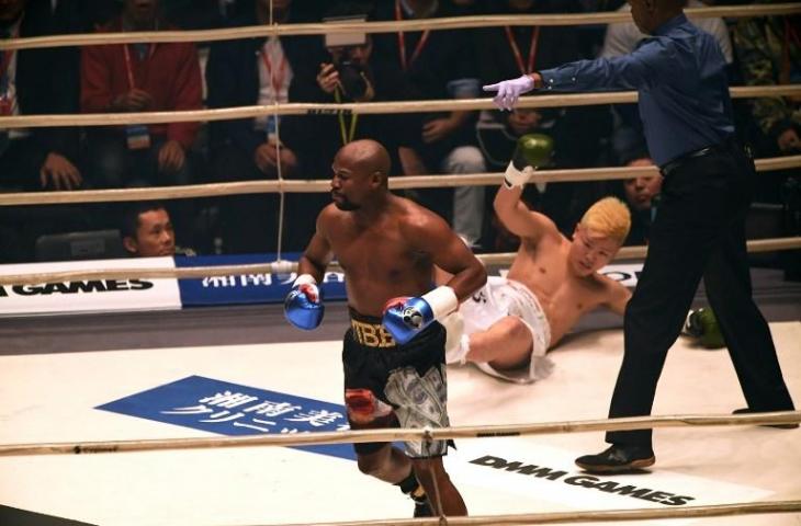 Petinju Amerika Serikat, Floyd Mayweather menang KO atas kickboxer Jepang, Tenshin Nasukawa, Senin (31/12/2018). [Toshifumi KITAMURA / AFP]