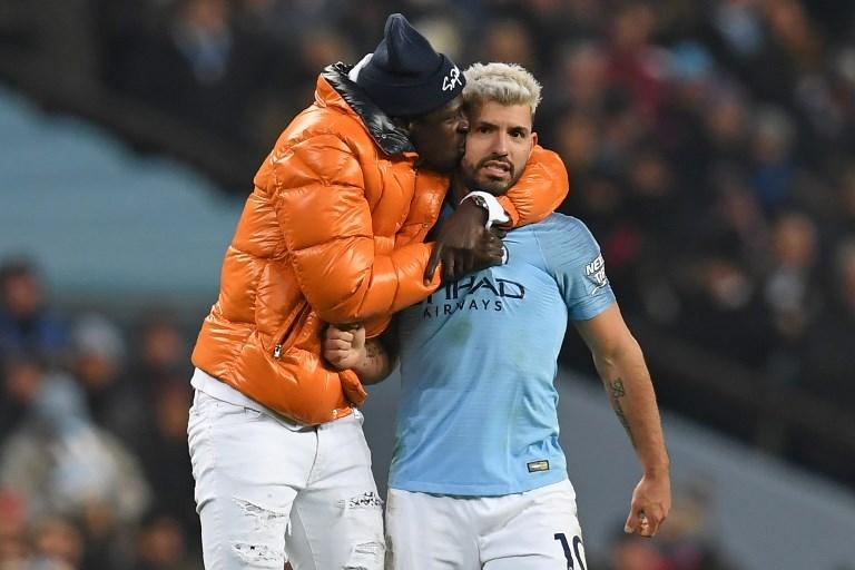 Benjamin Mendi mencium Sergio Aguero yang mencetak gol pada laga melawan Liverpool pada 3 Januari 2019 (Paul Ellis/AFP)