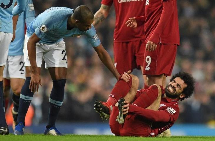 Mohamed Salah saat mengerang kesakitan setelah ditekel keras oleh Vincent Kompany pada 3 Januari 2019 (Oli Scarff/AFP)