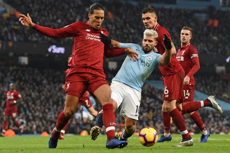 Virgil van Dijk saat menghentikan Sergio Aguero pada 3 Januari 2019 (Paul Ellis/AFP)