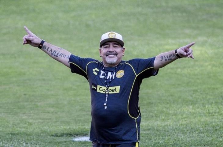 Diego Maradona saat berada di sesi latihan bersama  Dorados pada 4 Januari 2019. (Pedro Pardo/AFP)