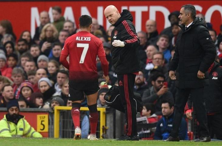 Alexis Sanchez ditarik keluar lantaran cedera saat Manchester United menghadapi Reading di babak ketiga Piala FA, Sabtu (5/1/2019). Dalam laga yang berlangsung di Old Trafford tersebut, Setan Merah menang 2-0