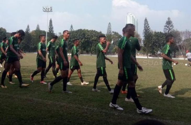 Para pemain Timnas Indonesia U-22 menjalani latihan perdana di Lapangan ABC, Senayan, Jakarta, Senin (7/1/2019). [Suara.com/Adie Prasetyo Nugraha]