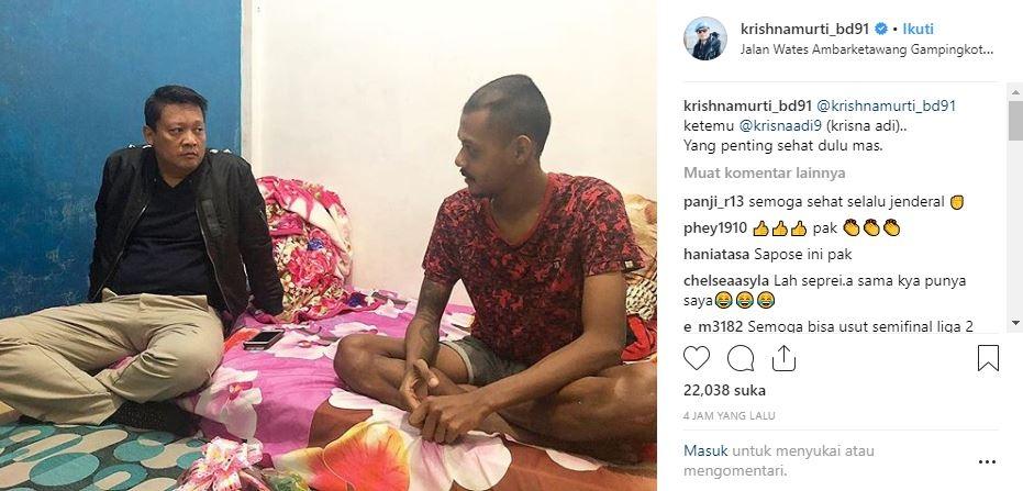 Wakil Ketua Satgas Anti Mafia Bola Mabes Polri, Brigjen Krishna Murti saat menjenguk Krisna Adi di kediamannya, di Sleman, Yogyakarta. (Instagram/krishnamurti_bd91)