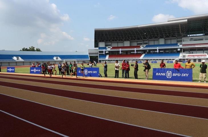 Penampakan sirkuit atletik yang telah memiliki standar Internasional di Stadion Mandala Krida (Andiarsa Nata/mxkd.sbs)