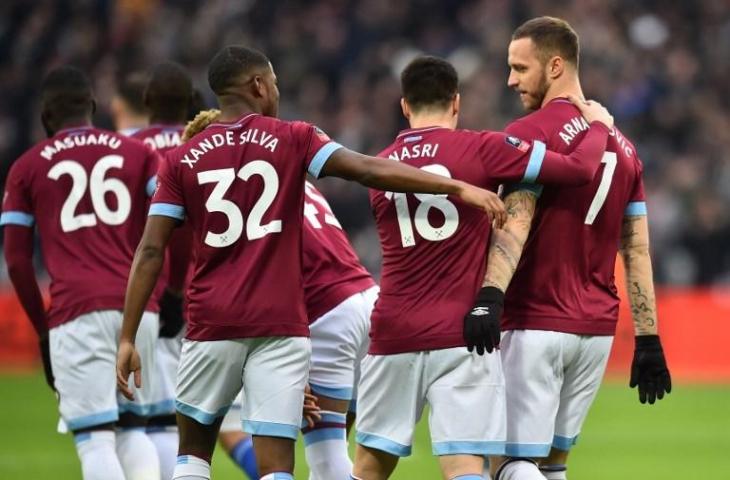 Para pemain West Ham merayakann gol Marko Arnautovic (kanan) saat melawan Brimingham City di Piala FA pada 5 Januari 2019 (Glyn Kirk/AFP)